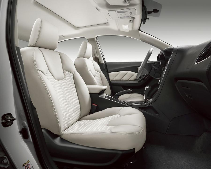 Интерьер Trumpchi GA3S 2014 года  (фото 7 из 19)